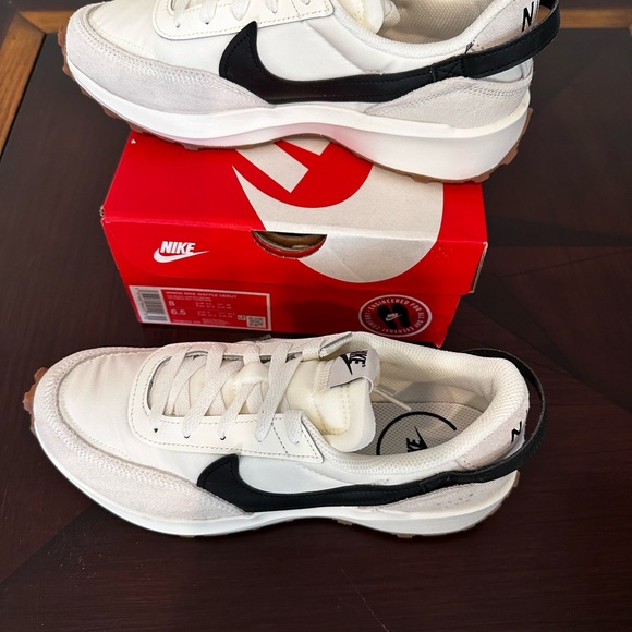 Nike White and Black Athletic Shoes BRAND NEW - Picture 4 of 12